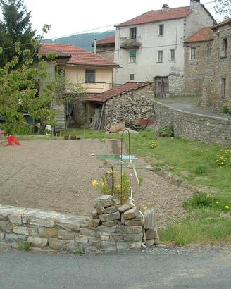 Rustico da ristrutturare in zona tranquilla