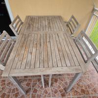 tavolo e sedie in legno da esterno