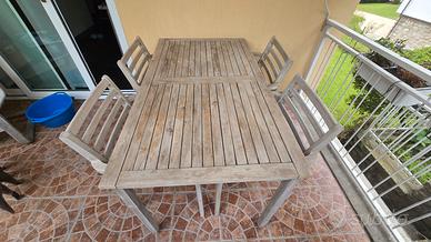 tavolo e sedie in legno da esterno