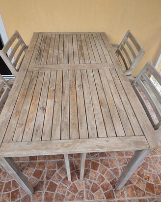 tavolo e sedie in legno da esterno