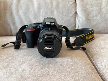 Nikon D5600 + 18-55 mm VR + borsa - PARI AL NUOVO