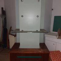 Scaffale con vetri in legno