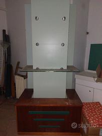 Scaffale con vetri in legno