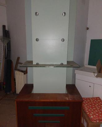 Scaffale con vetri in legno