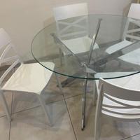 Tavolo in vetro + 4 sedie bianche