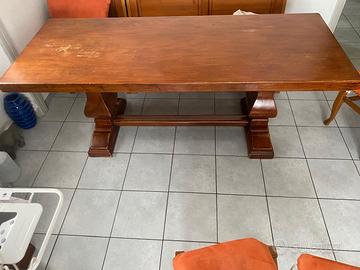 tavolo in legno massello con tre sedie più panca 