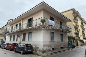 FABBRICATO DA RISTRUTTURARE con 3 appartamenti
