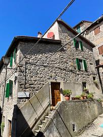 Casa in pietra nel borgo