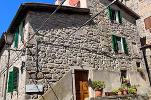 Casa in pietra nel borgo
