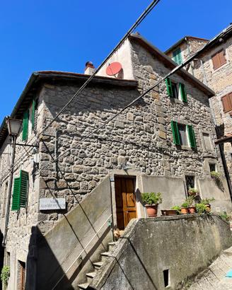 Casa in pietra nel borgo