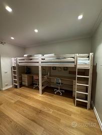 Cameretta con due letti a ponte e due scrivanie