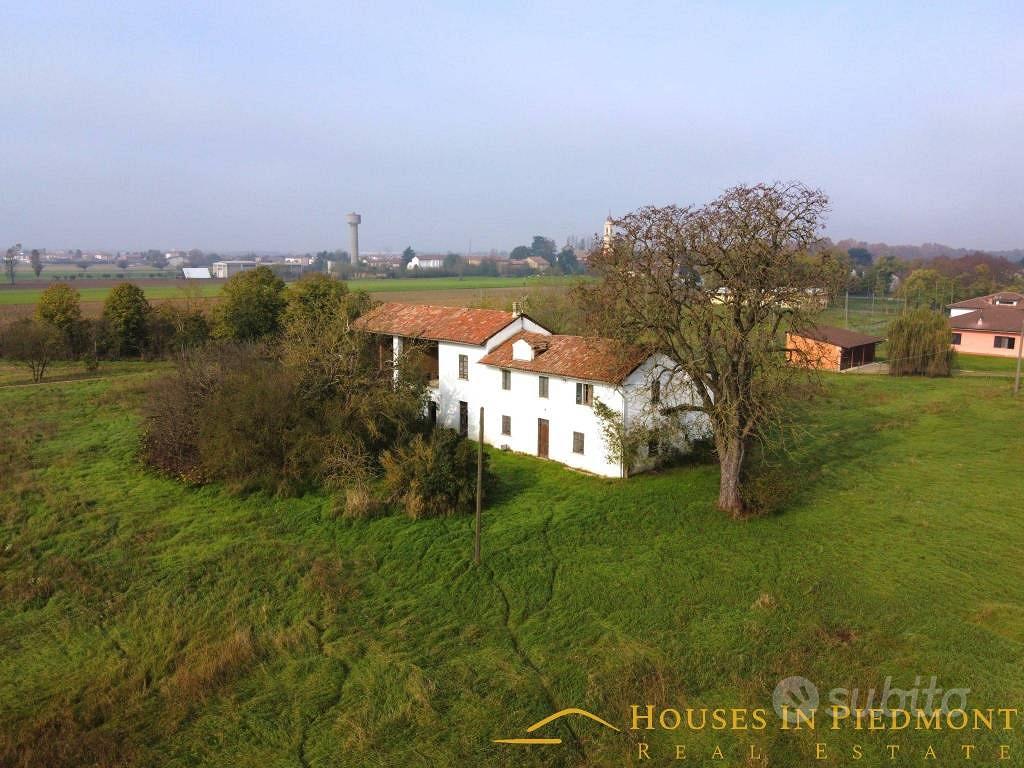 Rustico / Casale di 200 m² con più di 5 locali a A - Vista 2
