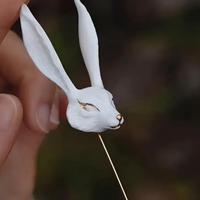 Spilla viso volpe lepre ceramica bianca