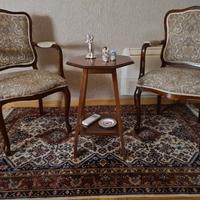 Coppia di poltrone, tavolinetto x camera da letto