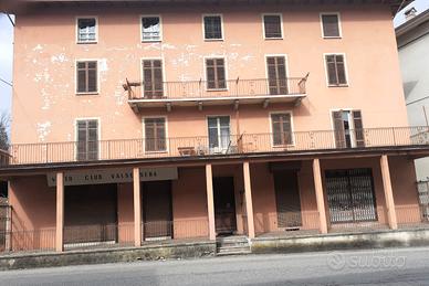 Palazzina con 9 alloggi 2 negozi magazzini e canti