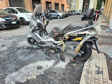 scooter Kimco Downtown 350i incendiato da un lato