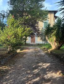 Casa storica Pietrasanta con giardino e posto auto