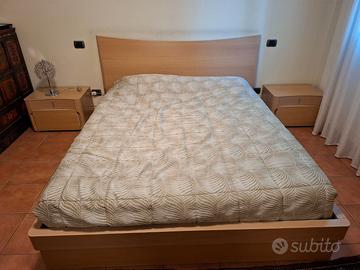Letto matrimoniale con comodini