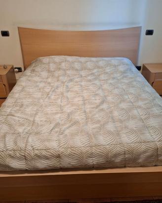 Letto matrimoniale con comodini
