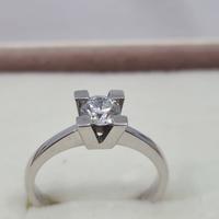 Anello Solitario 0,50 Ct in Oro 18 kt colore F