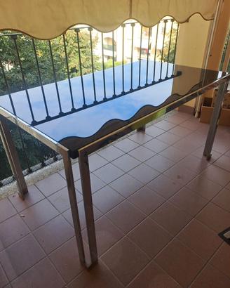 Tavolo con sedie nere