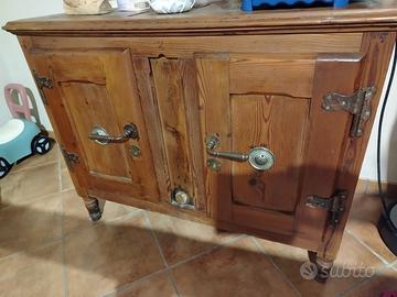 Mobile in legno vecchi ghiacciaia