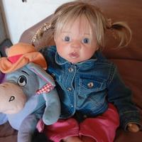 bambola Reborn con peluches 