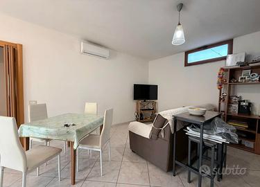 Trivano con posto auto coperto - arredato