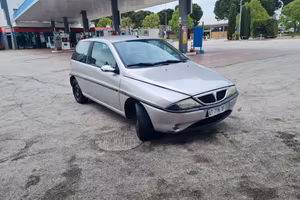 lancia y