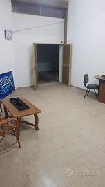 Deposito 220mq con area ufficio - zona Ognina