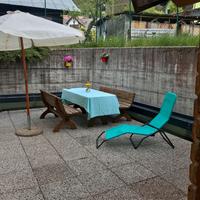 Grande tavolo e panche da giardino