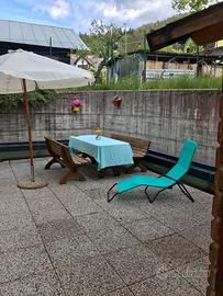 Grande tavolo e panche da giardino