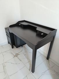 Scrivania e cassettiera