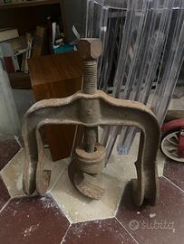 Antico oggetto in ferro estrattore