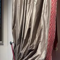 Tenda in seta foderata con dettaglio sul bordo