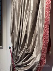 Tenda in seta foderata con dettaglio sul bordo