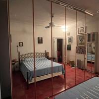 Armadio a muro con ante a specchio