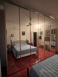 Armadio a muro con ante a specchio