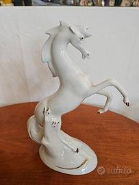 scultura cavallo in porcellana di Capodimonte luci