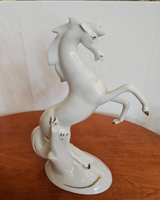 scultura cavallo in porcellana di Capodimonte luci
