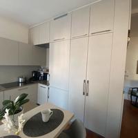 Cucina con elettrodomestici