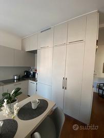 Cucina con elettrodomestici