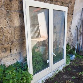 Finestra in alluminio o termosifoni 