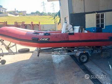 Gommone e carrello stradale