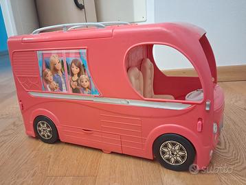 Camper Barbie con scivolo e piscina 