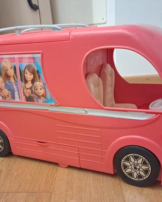 Camper Barbie con scivolo e piscina 