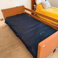 Letto da degenza con materasso anti degubito