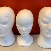 Tre teste di polistirolo