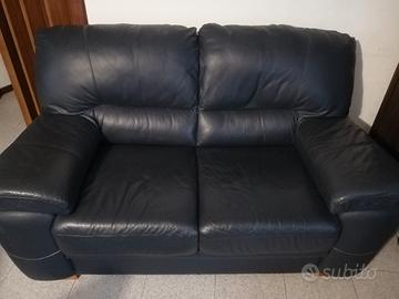 Divano in ecopelle blu 