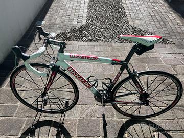 bici in carbonio con gruppo dura-ace